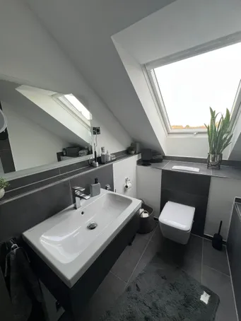 Modernes Badezimmer mit Dachfenster