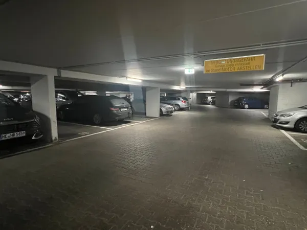 Tiefgarage mit Autos