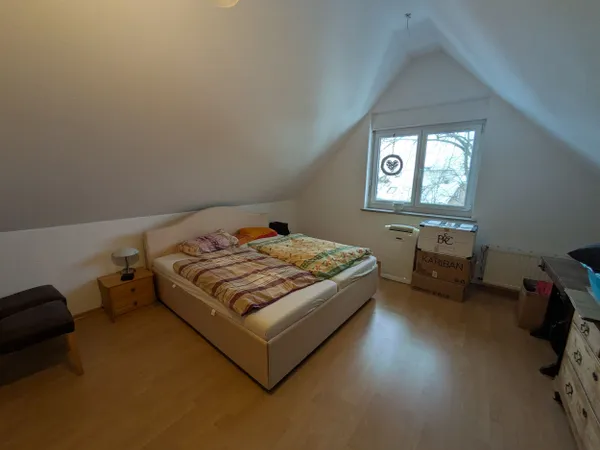 Schlafzimmer mit Dachschräge