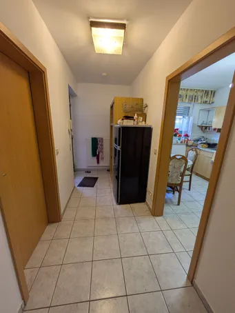 Flur mit Blick in Küche