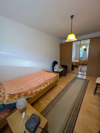 Schlafzimmer mit großem Schrank