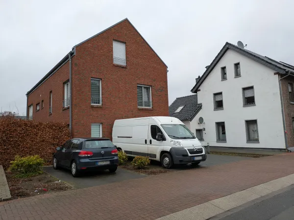 Haus mit Stellplätzen