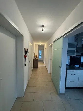 Flur mit Küche und Türen