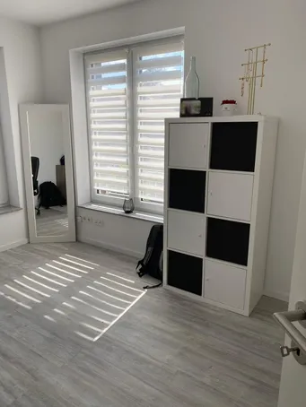 Modernes Büro mit Regal