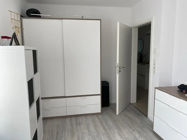 Helles Büro mit Schrank