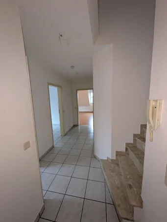 Helle Diele mit Treppe