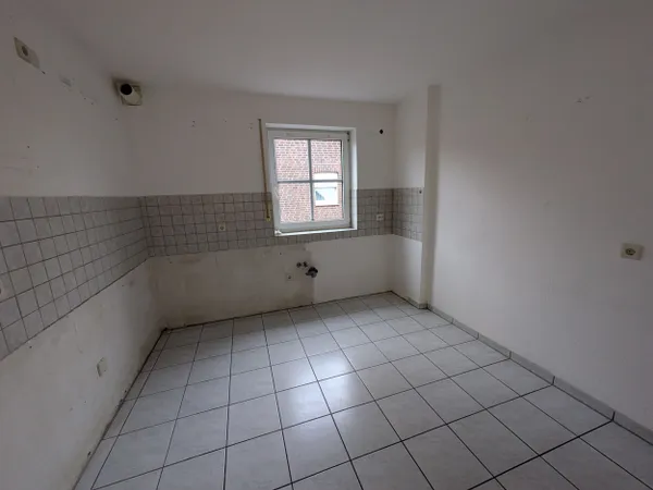 Leere Küche mit Fliesenboden