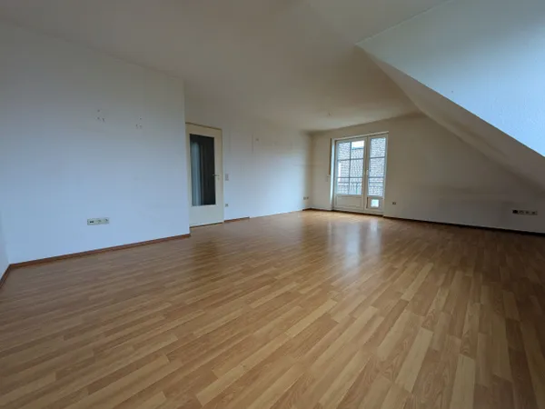 Wohnzimmer mit Balkonzugang