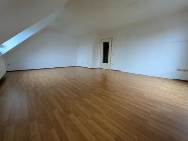 Leeres Wohnzimmer mit Dachschräge