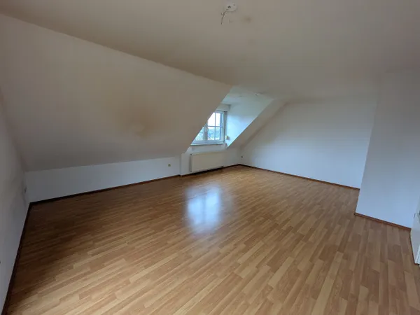 Geräumiges Wohnzimmer