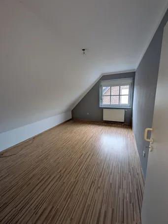 Kinderzimmer mit Dachschräge