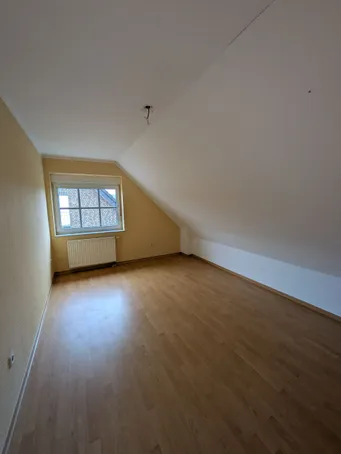 Kinderzimmer mit Dachschräge