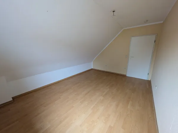 Kinderzimmer mit Dachschräge