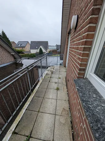 Langer Balkon mit Geländer