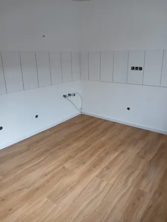 Leere Küche mit Laminatboden
