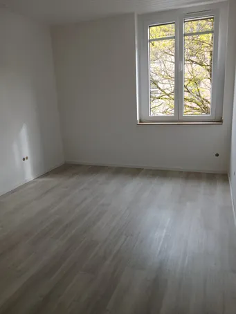 Helles Zimmer mit Fenster