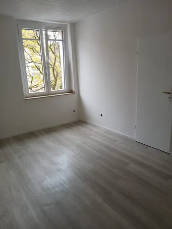 Leeres Zimmer mit Fenster