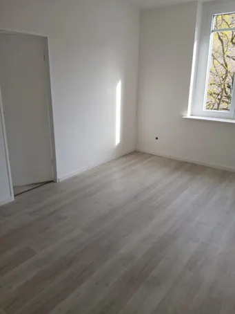 Leeres Zimmer mit Fenster