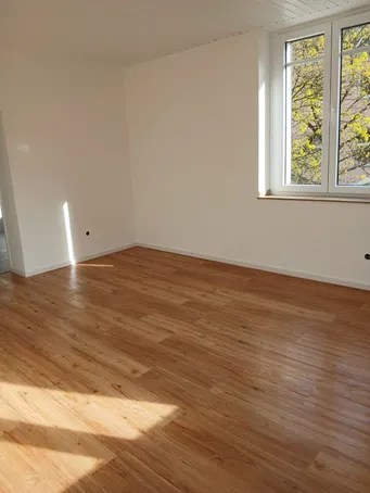 Helles Wohnzimmer mit Fenster