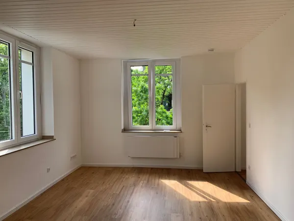 Helles Wohnzimmer mit Holzboden