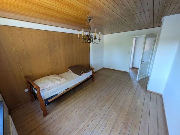 Schlafzimmer 1 (2).jpg