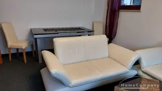 Wohnung im Souterrain eines Reihenhauses, großes Wohnzimmer mit TV