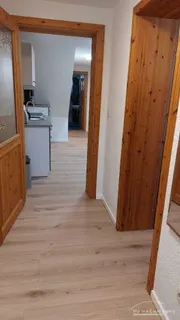 Wohnung im Souterrain eines Reihenhauses, großes Wohnzimmer mit TV