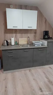 Wohnung im Souterrain eines Reihenhauses, großes Wohnzimmer mit TV