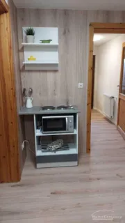 Wohnung im Souterrain eines Reihenhauses, großes Wohnzimmer mit TV