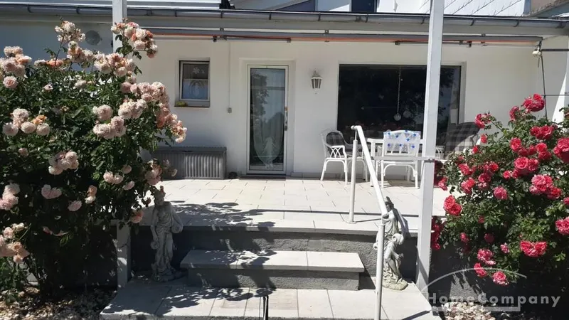 1 Zimmer Wohnung mit großer Terrasse, Sitzgruppe mit TV, Doppelbett,