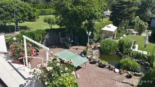 1 Zimmer Wohnung mit großer Terrasse, Sitzgruppe mit TV, Doppelbett,