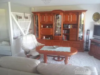 1 Zimmer Wohnung mit großer Terrasse, Sitzgruppe mit TV, Doppelbett,
