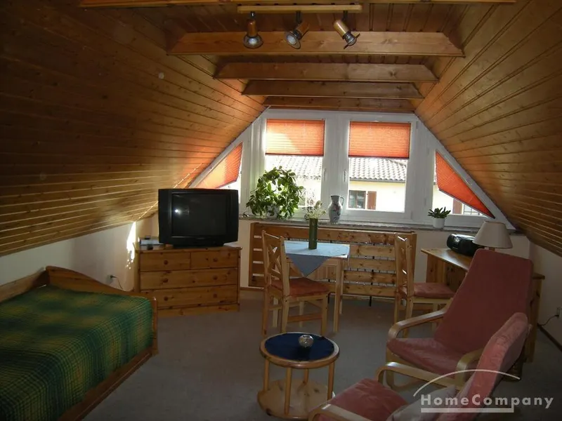 Zimmer im Dachgeschoss eines Einfamilienhauses mit sep. Eingang