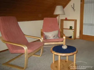 Zimmer im Dachgeschoss eines Einfamilienhauses mit sep. Eingang