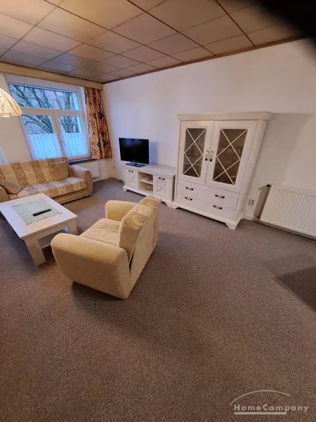 Wohnung im DG eines Mehrfamilienhauses, großes Wohnzimmer mit TV,