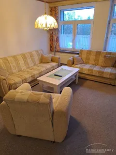 Wohnung im DG eines Mehrfamilienhauses, großes Wohnzimmer mit TV,