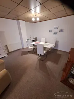 Wohnung im DG eines Mehrfamilienhauses, großes Wohnzimmer mit TV,