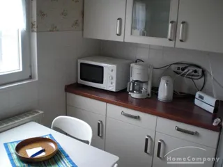Wohnung im DG eines Mehrfamilienhauses, großes Wohnzimmer mit TV,