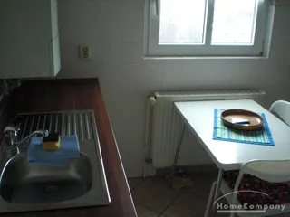 Wohnung im DG eines Mehrfamilienhauses, großes Wohnzimmer mit TV,