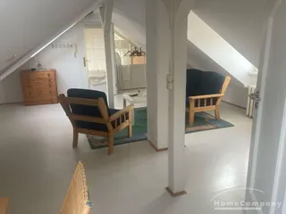 Kleine Wohnung im DG eine Stadthauses, Wohn- Schlafraum mit TV,