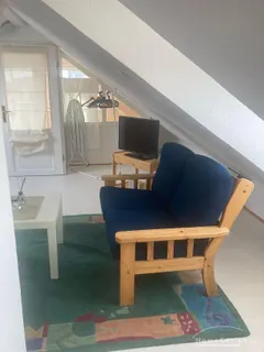 Kleine Wohnung im DG eine Stadthauses, Wohn- Schlafraum mit TV,