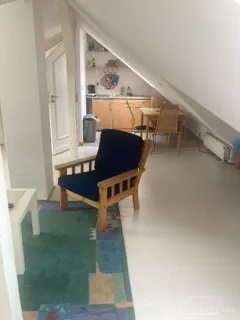 Kleine Wohnung im DG eine Stadthauses, Wohn- Schlafraum mit TV,