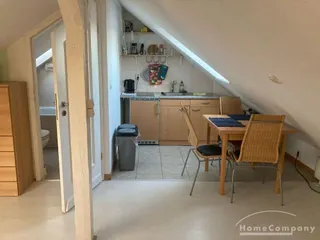 Kleine Wohnung im DG eine Stadthauses, Wohn- Schlafraum mit TV,