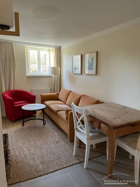 Wohnung im Souterrain einer Stadtvilla, Wohnraum mit Tisch u.Sesseln