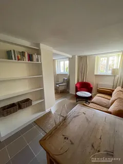 Wohnung im Souterrain einer Stadtvilla, Wohnraum mit Tisch u.Sesseln