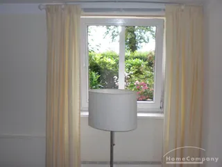 Wohnung im Souterrain einer Stadtvilla, Wohnraum mit Tisch u.Sesseln