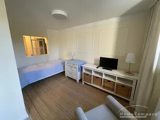 Wohnung im Souterrain einer Stadtvilla, Wohnraum mit Tisch u.Sesseln