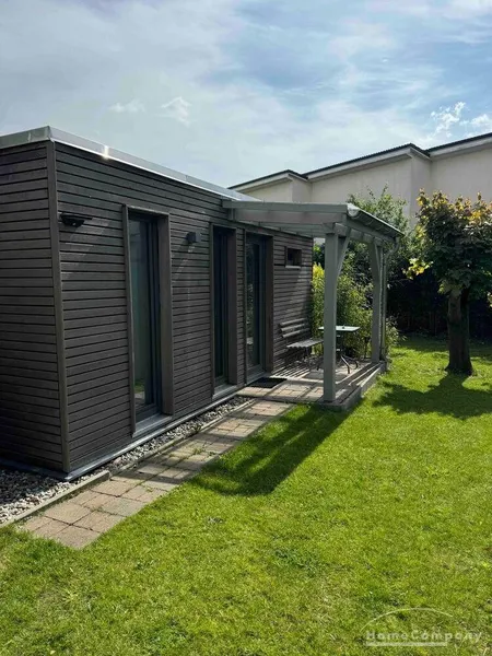 Schickes TinyHouse im Garten eines Stadthauses