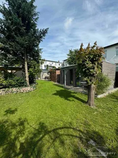 Schickes TinyHouse im Garten eines Stadthauses