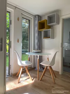 Schickes TinyHouse im Garten eines Stadthauses